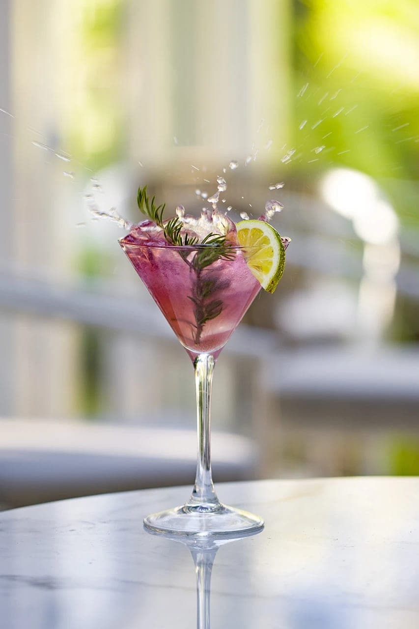 Le comptoir du bar, alcools et verres au couchant