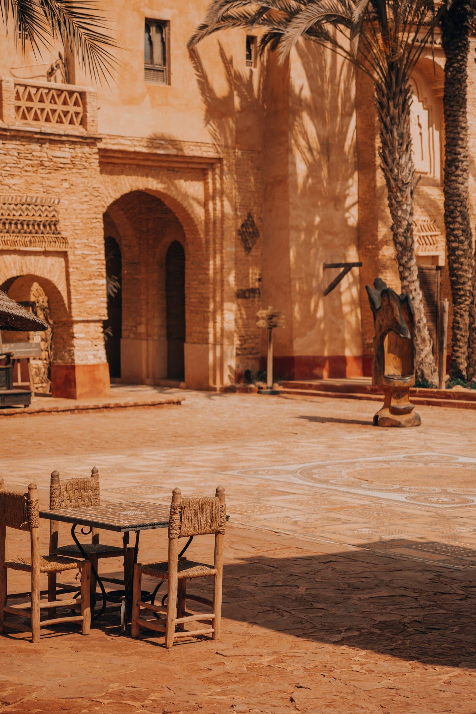 Le patio intérieur de la demeure, carreaux anciens et lumière