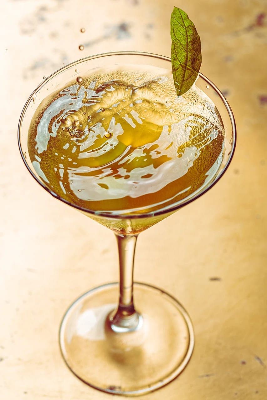 Une boisson du bar, servie à l'heure bleue