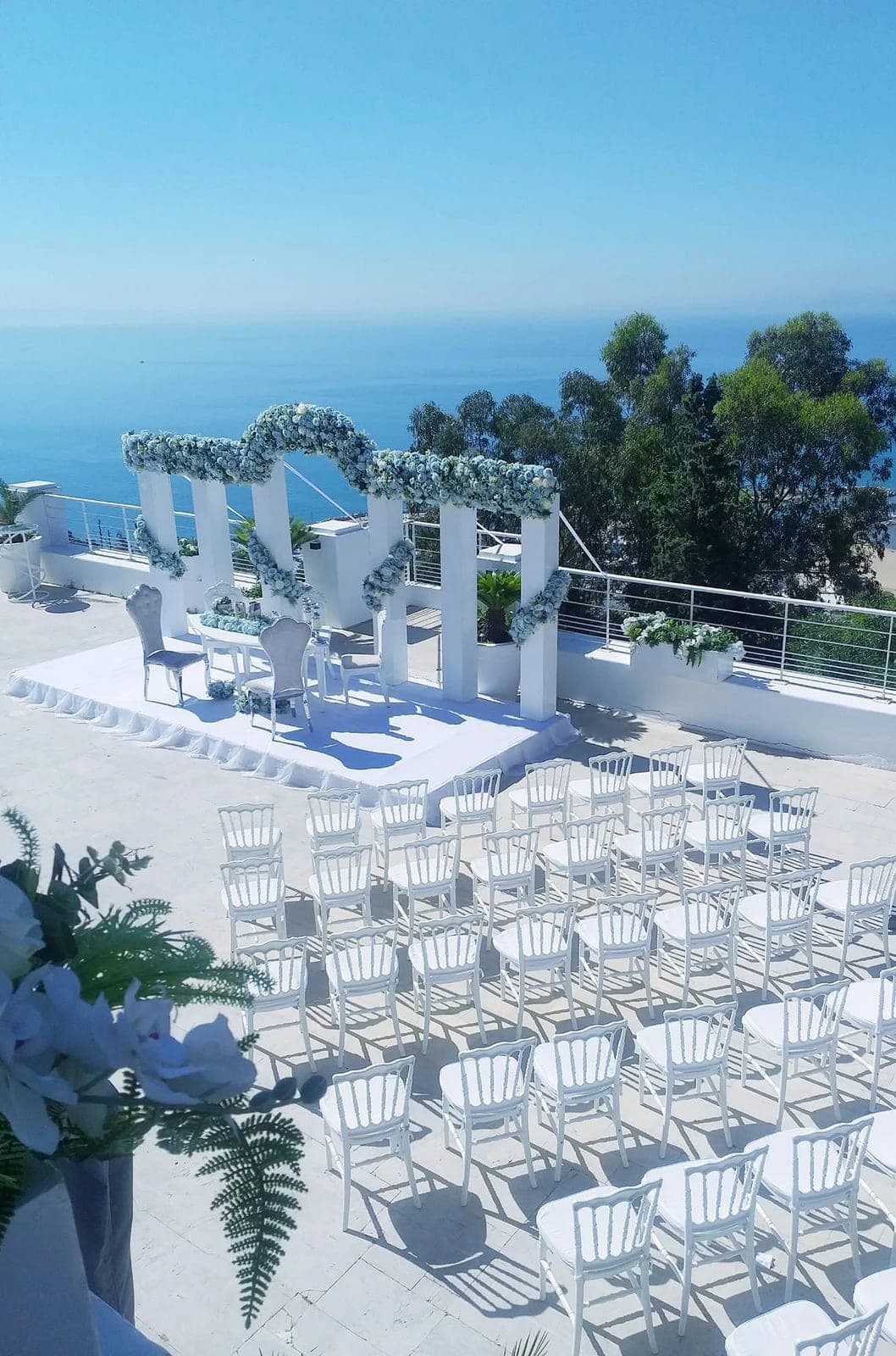 Une table de mariage dressée face au golfe