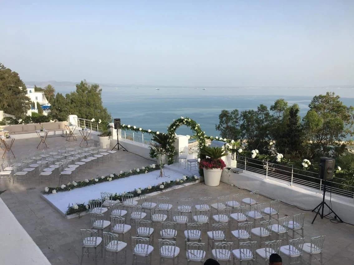 Une tablée de fête dressée pour les convives