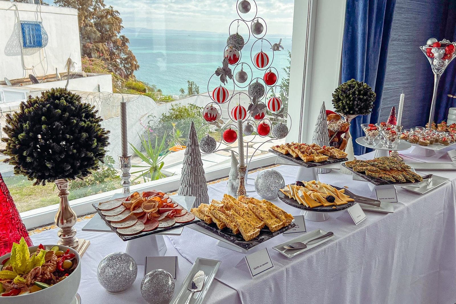 Le couchant, un toast et la mer en face